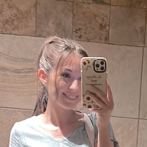 Meet your Posher, Larissa.